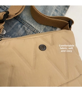 Détail du sac bandoulière en nylon kaki avec surpiqûres en V et bandoulière réglable