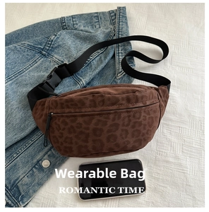 Detail of leopard print crossbody bag with suede texture and adjustable buckle strap