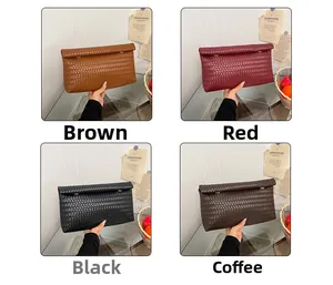 Grille détaillée de pochettes tressées en marron, rouge, noir et couleur café