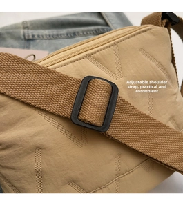 Détail de la bandoulière réglable et du tissu Oxford matelassé en V du sac bandoulière