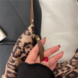 Grand sac cabas léopard en tissu épais avec détail de fermeture en cuir marron
