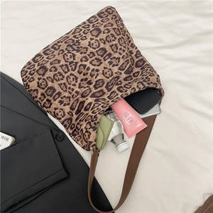 Grand sac cabas à motif léopard avec anses en cuir marron et intérieur très spacieux