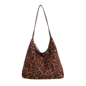 Sac fourre-tout à motif léopard avec bandoulières marron sur fond blanc pur et élégant