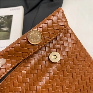 Pochette tressée marron avec fermeture magnétique haut de gamme en métal doré mat