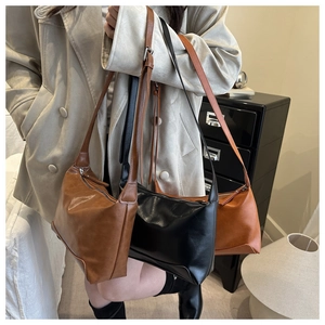 Dettaglio delle borse tote vintage in pelle nei colori marrone scuro, nero e caramello