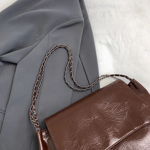 Sac fourre-tout marron foncé en cuir verni plissé avec bandoulière chaîne