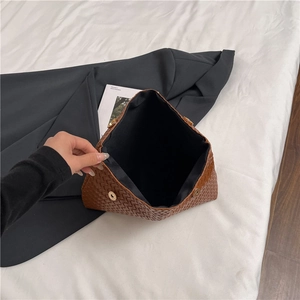 Pochette enveloppe en cuir tressé marron avec fermoir doré et intérieur spacieux