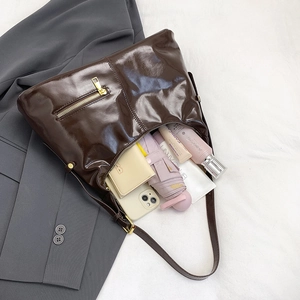 Vintage burgundy shoulder bag in polished faux leather with a spacious inner compartment