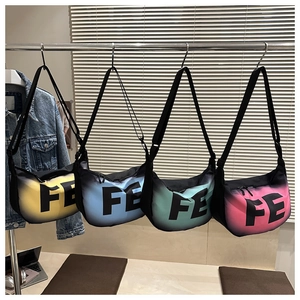 Détail de sacs dumplings tendance avec dégradés colorés et lettrage FE