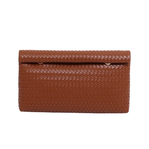 Pochette enveloppe en cuir tressé marron avec rabat et détail anneau métallique élégant