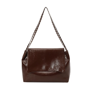 Sac à bandoulière rétro en cuir froissé marron avec chaîne argentée et rabat
