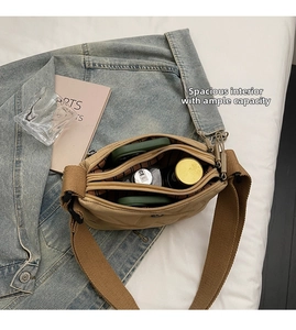 Vue de l'intérieur du sac oxford kaki montrant les compartiments et la grande capacité