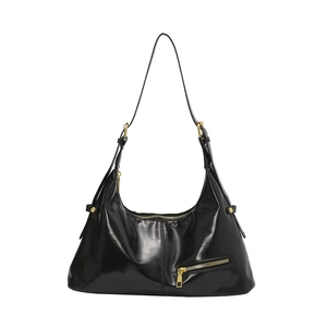Schicke schwarze Hobo-Tasche in Glanzoptik mit goldener Hardware und Schultergurt