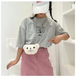 Détail du sac à bandoulière ours en peluche blanc avec broderie et texture douce