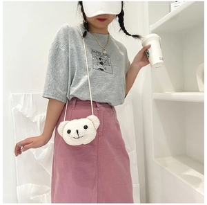Détail du sac à bandoulière ours en peluche blanc montrant la texture douce et la broderie