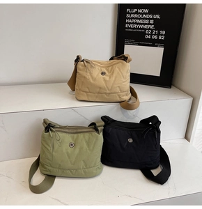 Trois sacs bandoulière en nylon matelassé beige, olive et noir avec sangle ajustable