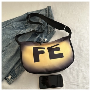 Vue détaillée du sac bandoulière dégradé montrant la capacité intérieure avec un mobile
