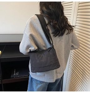 Détail du sac à bandoulière noir en tissu Oxford avec large sangle réglable
