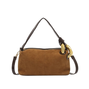 Sac à bandoulière en suédine marron avec chaîne dorée et lanière en cuir sur fond blanc