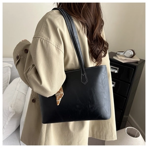 Sac cabas noir en cuir PU avec surpiqûres blanches et foulard en soie sur l'épaule