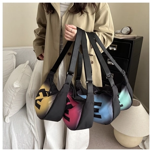Détail montrant quatre sacs bandoulière en nylon dégradé avec logo Z et sangle réglable