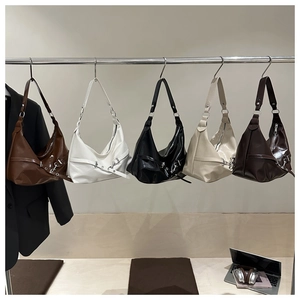 Detailed display of premium shoulder bags in five colors with silver metallic chains