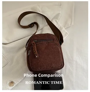 Vue détaillée d'un sac bandoulière en velours côtelé marron avec un smartphone pour la taille