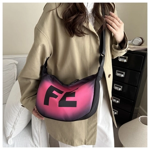 Détail du sac bandoulière dégradé rose et noir avec imprimé lettres FE sur le mannequin