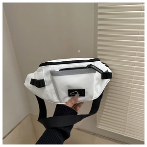 Détail d'un sac bandoulière blanc en nylon avec bande réfléchissante et zip frontal