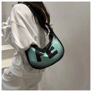 Gros plan du sac porté épaule en nylon dégradé avec logo FE et bandoulière noire réglable