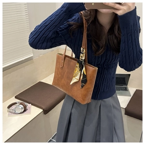 Sac fourre-tout vintage en cuir marron avec foulard en soie imprimé sur l'anse