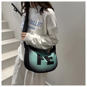 Sac bandoulière demi-lune avec dégradé vert menthe et imprimé de lettres FE audacieuses