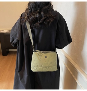 Vue détaillée du sac bandoulière matelassé vert olive avec sangle réglable