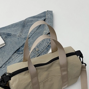 Sac bandoulière cylindrique en nylon kaki à grande capacité pour voyage et quotidien