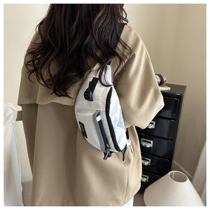 Vista posteriore di una borsa a tracolla bianca in nylon con zip e striscia riflettente