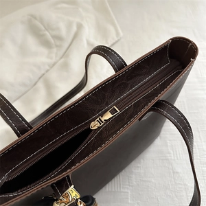 Sac cabas rétro marron foncé avec surpiqûres blanches et foulard en soie décoratif