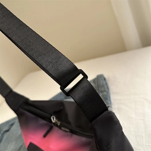 Sac bandoulière en nylon dégradé rose et noir avec sangle réglable et style décontracté