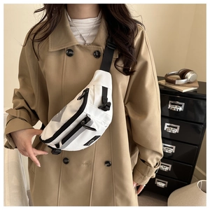 Gros plan du sac banane blanc imperméable avec fermetures éclair et compartiments