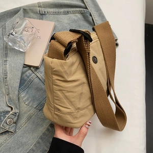 Sac bandoulière en tissu Oxford kaki avec surpiqûres en V et large bandoulière en tissu