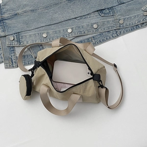 Grand sac à bandoulière en nylon beige avec sangle réglable et petit porte-monnaie rond