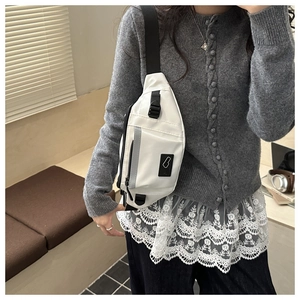 Détail du sac de poitrine en nylon blanc imperméable avec bande réfléchissante grise