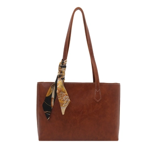Grand sac cabas en cuir marron caramel avec foulard imprimé élégant sur la poignée