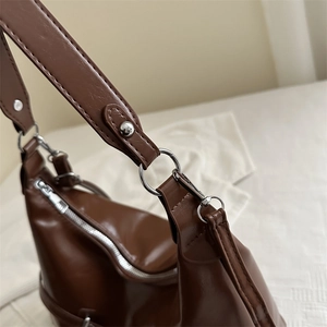 Borsa a spalla minimalista in pelle PU marrone lucida con dettagli in metallo argento