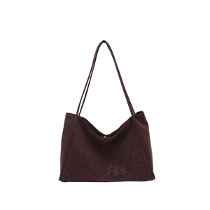 Grand sac cabas marron foncé à imprimé léopard avec texture mate et bandoulières