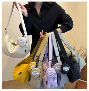 Détails de sacs bandoulière demi-lune en nylon coloré avec sangles réglables et petits étuis