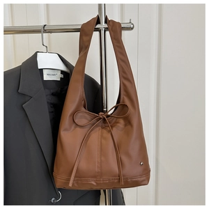 Braune Shopper-Tasche aus Ölwachsleder mit Schleifen-Tunnelzug und silbernem Herzanhänger