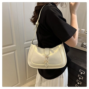 Detailansicht der cremefarbenen Hobo-Tasche mit Kolbenverschluss und Knotendetail