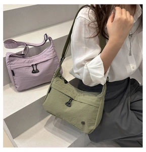 Détail de sacs bandoulière en nylon imperméable avec fermetures à glissière multipoches