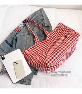 Grand sac cabas en toile à carreaux rouges comparé à un smartphone et une tablette PC