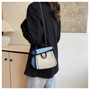 Detailansicht der 2D-Cartoon-Tasche in Blau mit markanten Konturen und silberner Kette